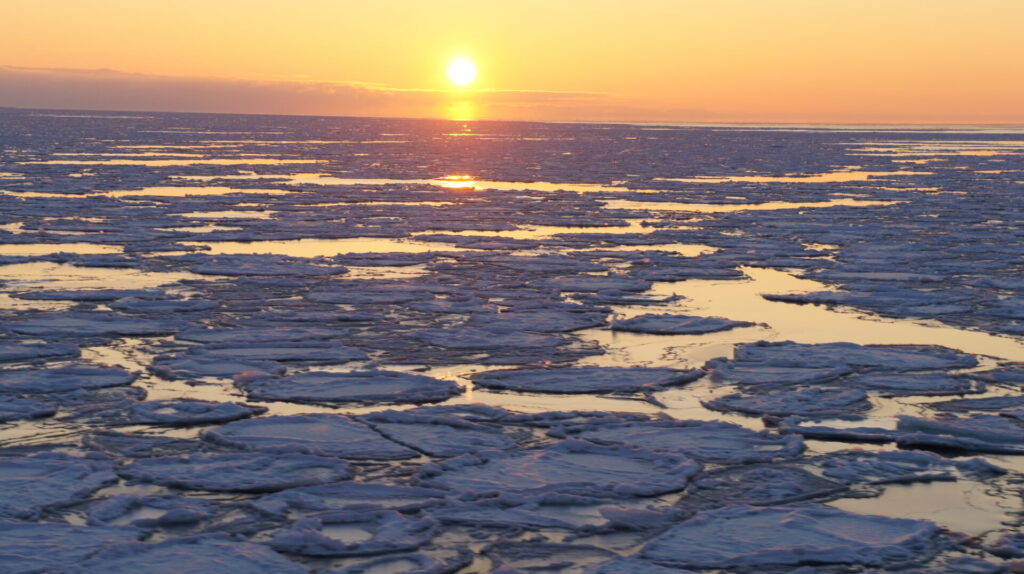 オホーツク海沿岸の流氷と夕日