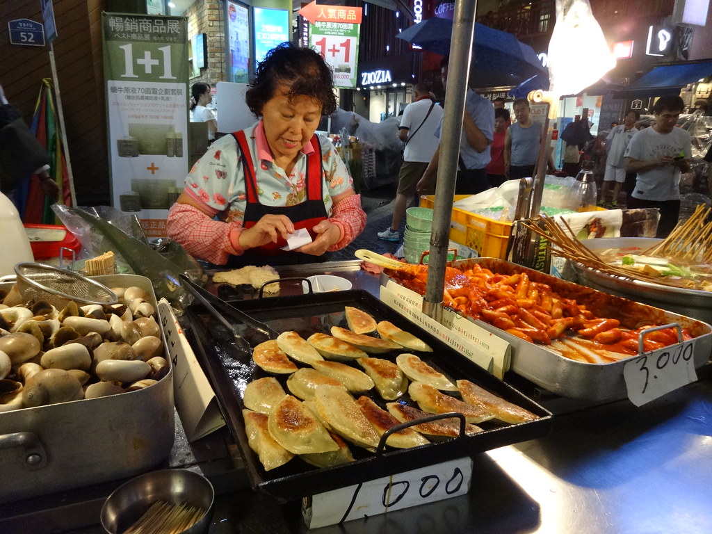 多彩な韓国グルメを楽しめる、ソウルの明洞屋台市場