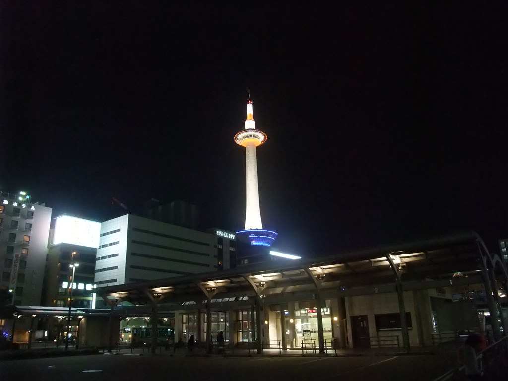 京都の街並みが一望できる京都タワーの夜のライトアップ