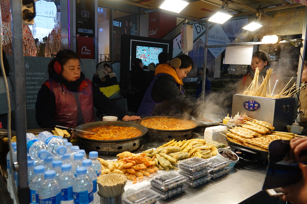 明洞市場の屋台で食べ歩き