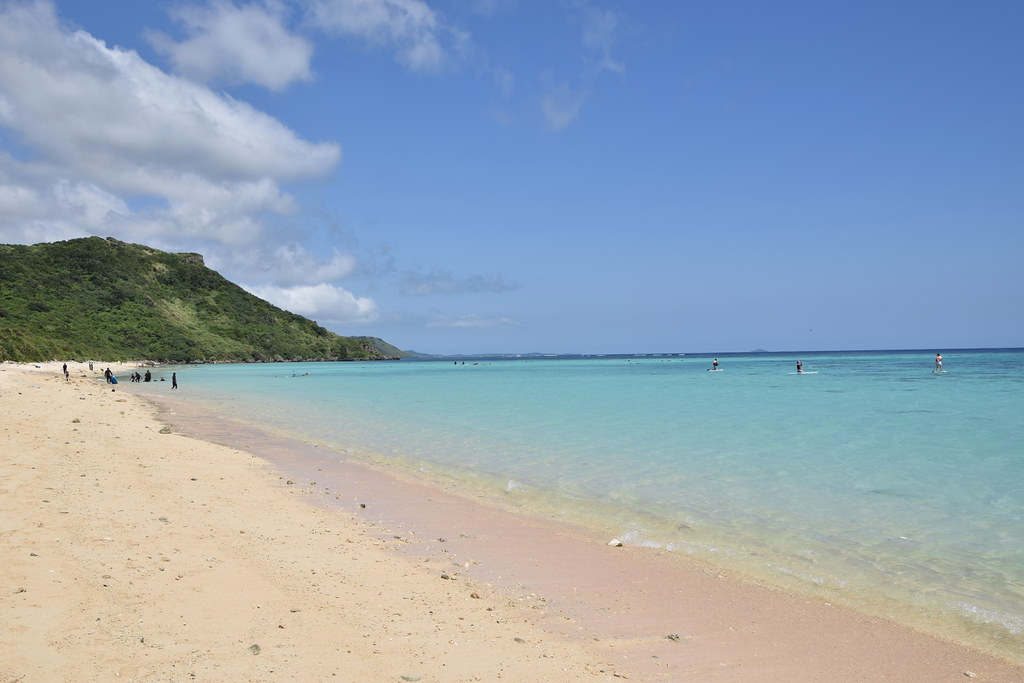 白い砂浜と美しい海が魅力の新城海岸