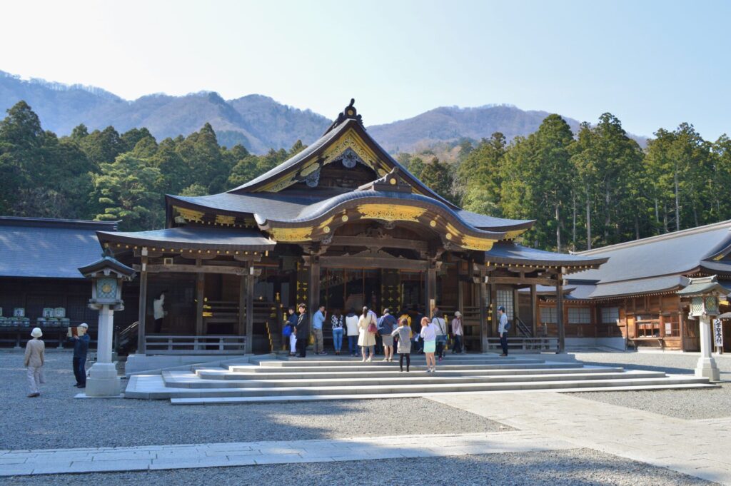 古くから多くの人々に親しまれている彌彦神社