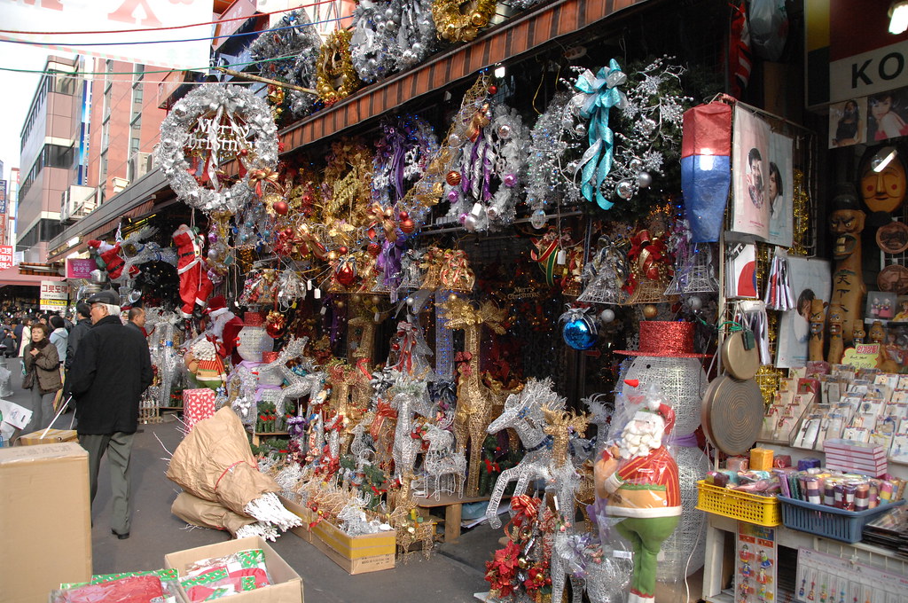 クリスマス時期の南大門市場でお店の軒先にクリスマスの飾りが並ぶ様子