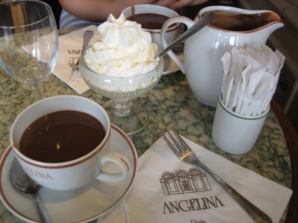 パリのレストラン・アンジェリーナのホットチョコレート