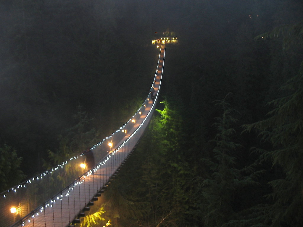 夜、美しくライトで飾られたキャピラノ吊り橋