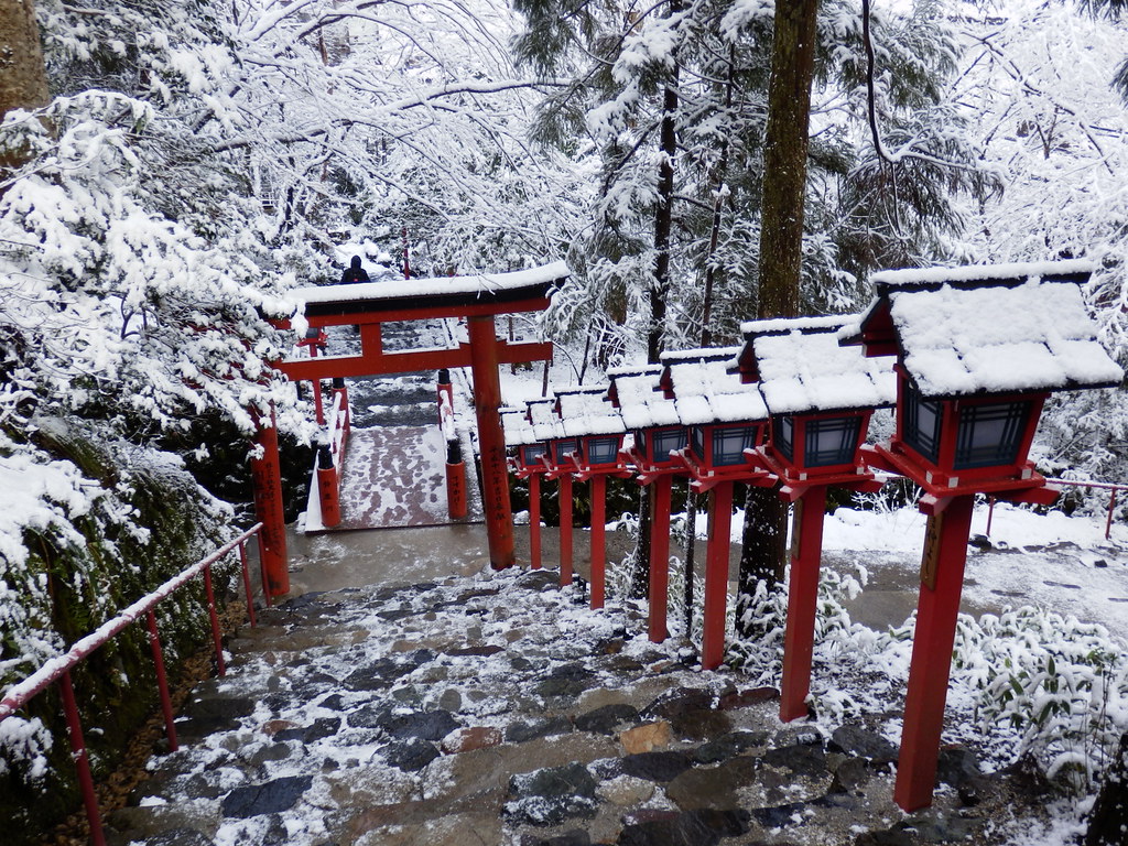 美しい雪景色の中で貴船神社を参拝