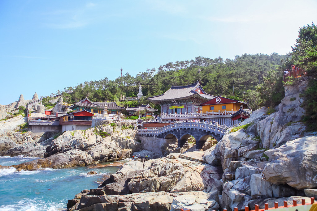 韓国釜山の美しい海岸に位置する寺院・海東龍宮寺