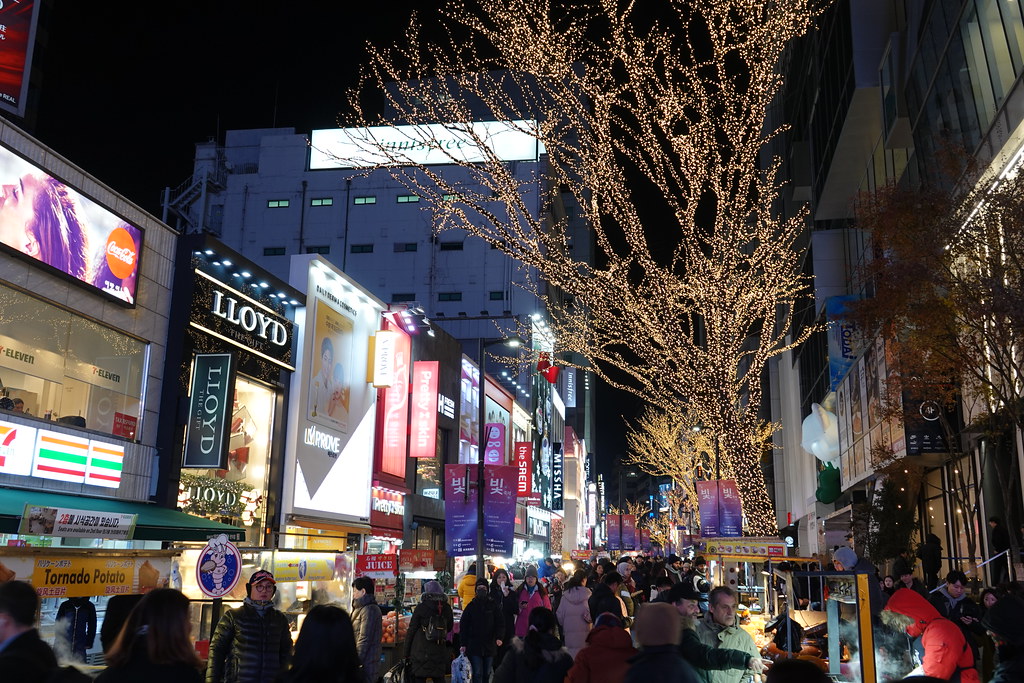 お土産探しやショッピングを楽しめる明洞市場