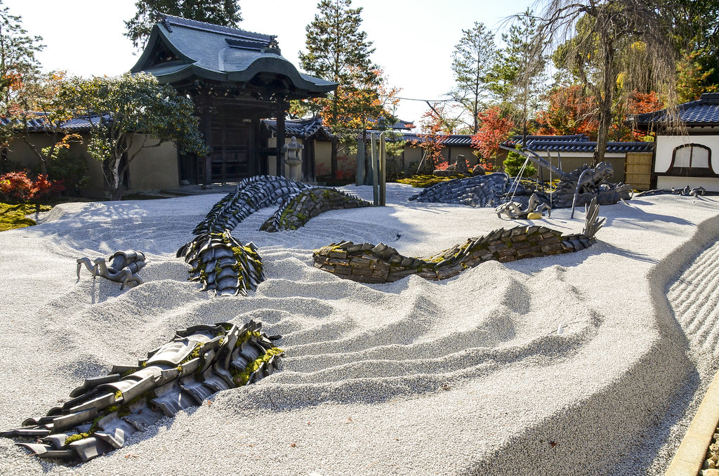 高台寺の紅葉と枯山水の美しい模様