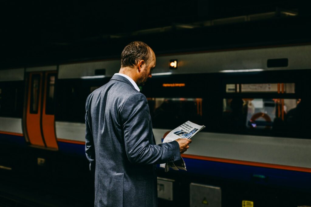 地下鉄で電車を待つ外国人