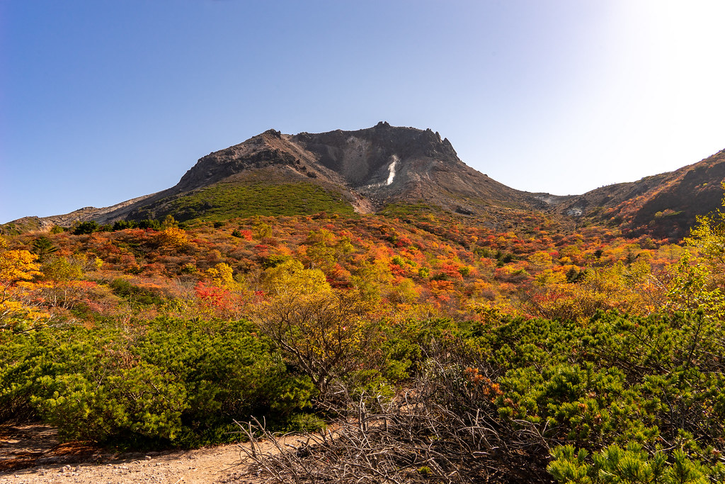 秋になると美しい紅葉が広がる那須の山々