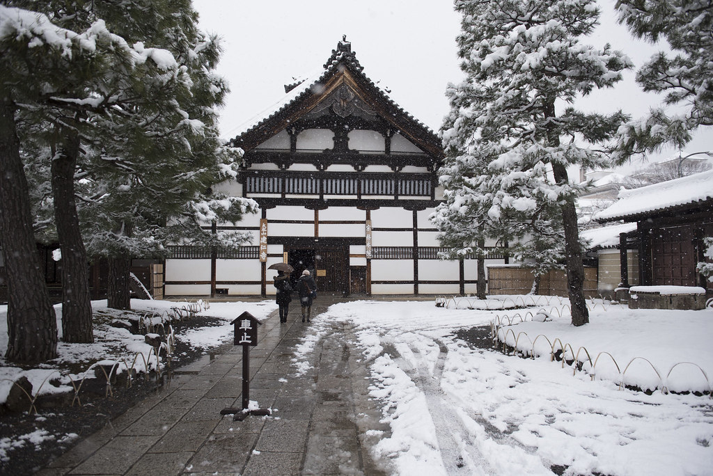 京都、冬の建仁寺の雪景色