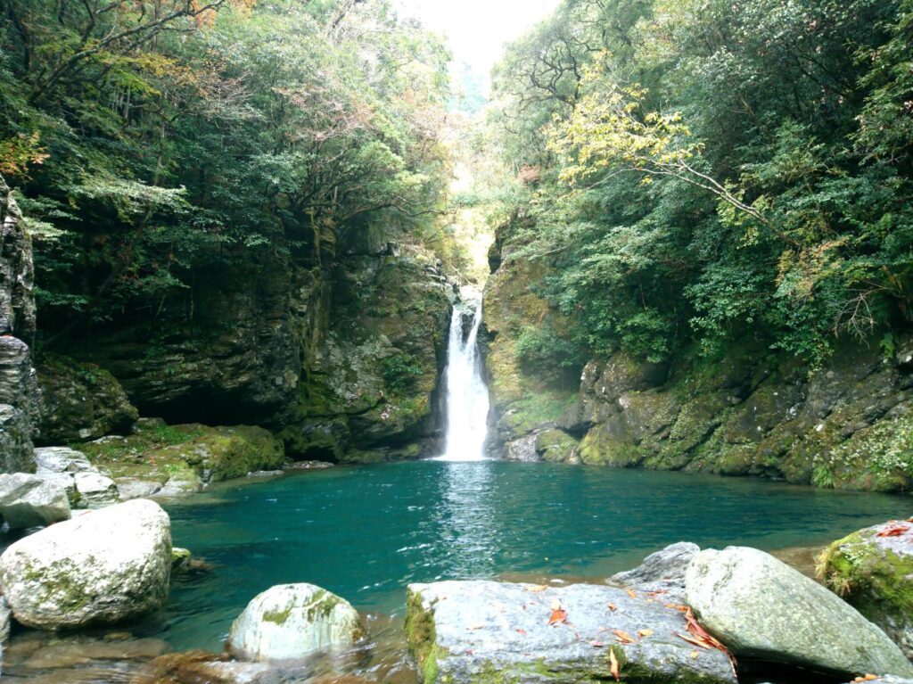 高知の神秘的な仁淀ブルー、にこ淵