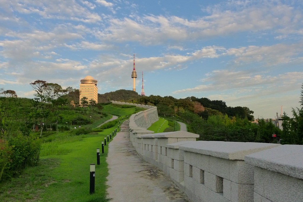 南山公園散策しながら見るソウルタワー