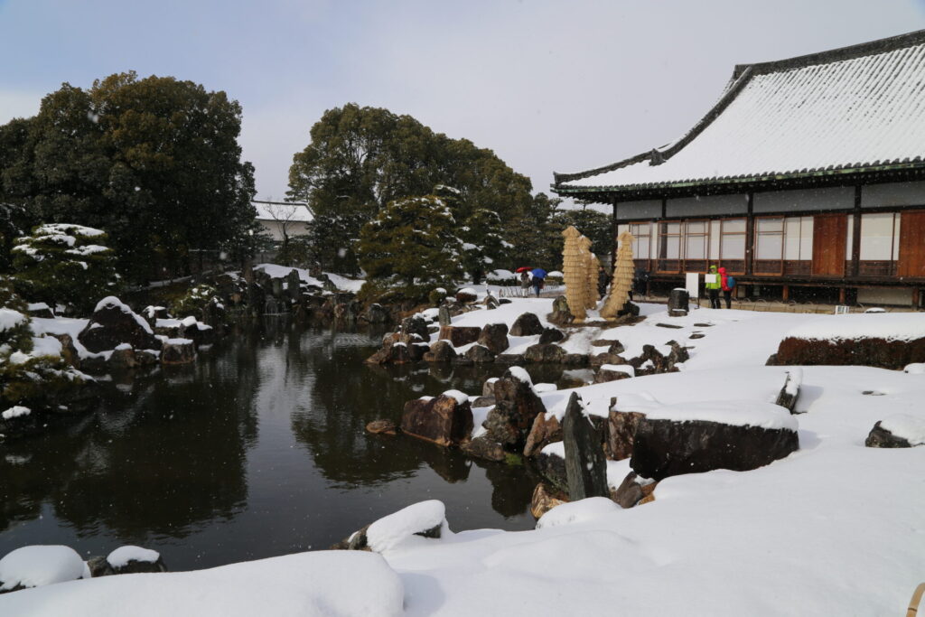 庭園全体が白銀の世界に包まれた元離宮二条城の冬の庭園