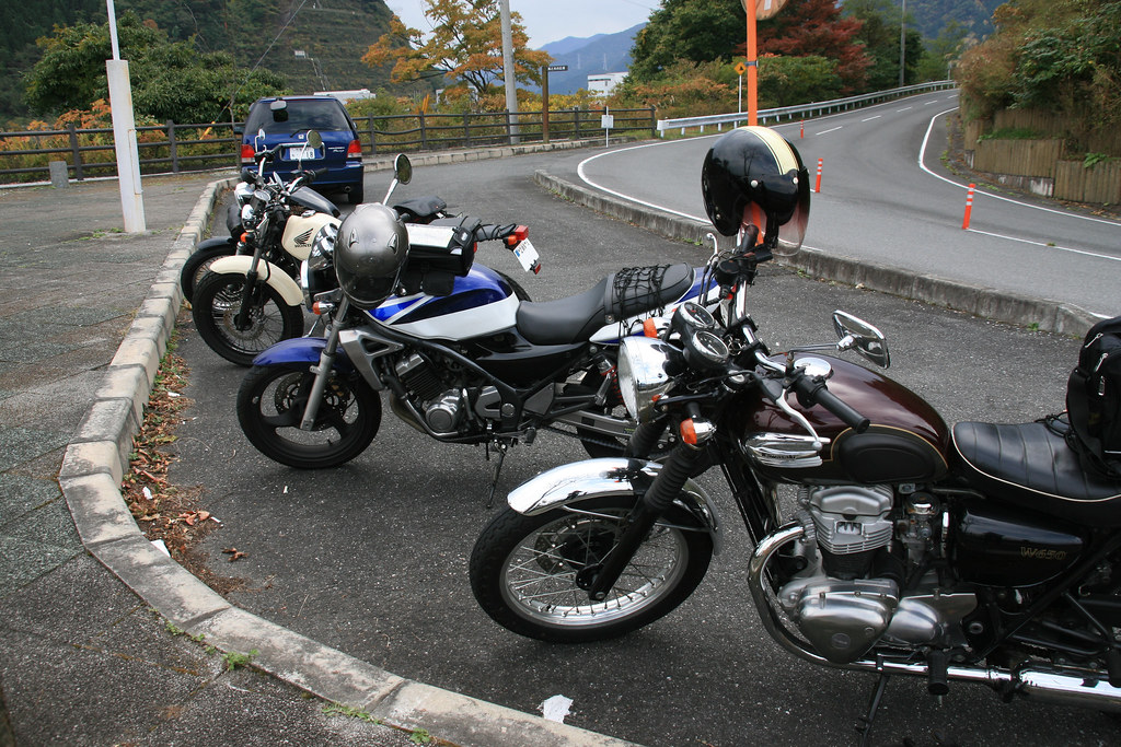 絶景スポットをバイクで巡るイメージ