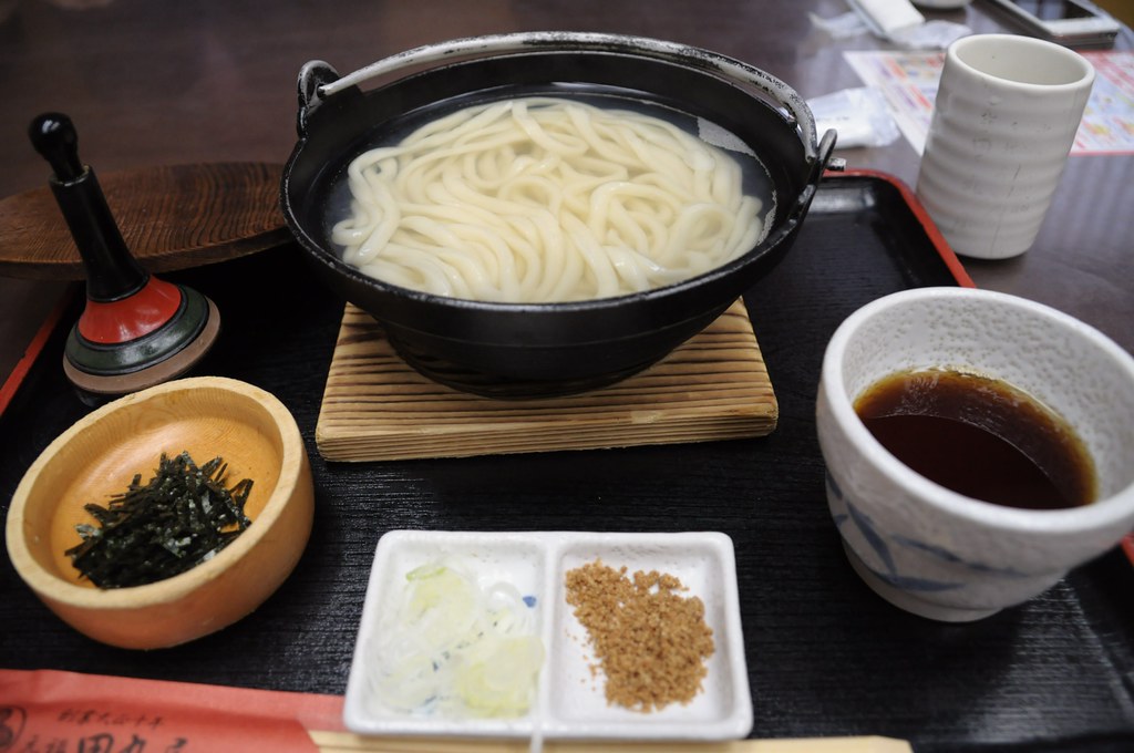 群馬名物、水沢うどんを薬味とともに暖かくいただく