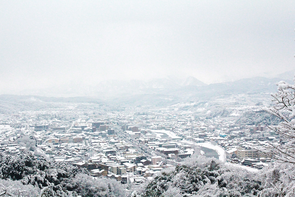 雪景色の金沢の街並み