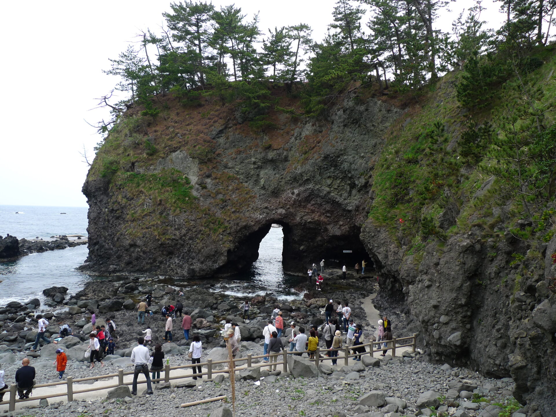 日本海の荒波によって造られた自然の造形美が楽しめるスポット・巌門