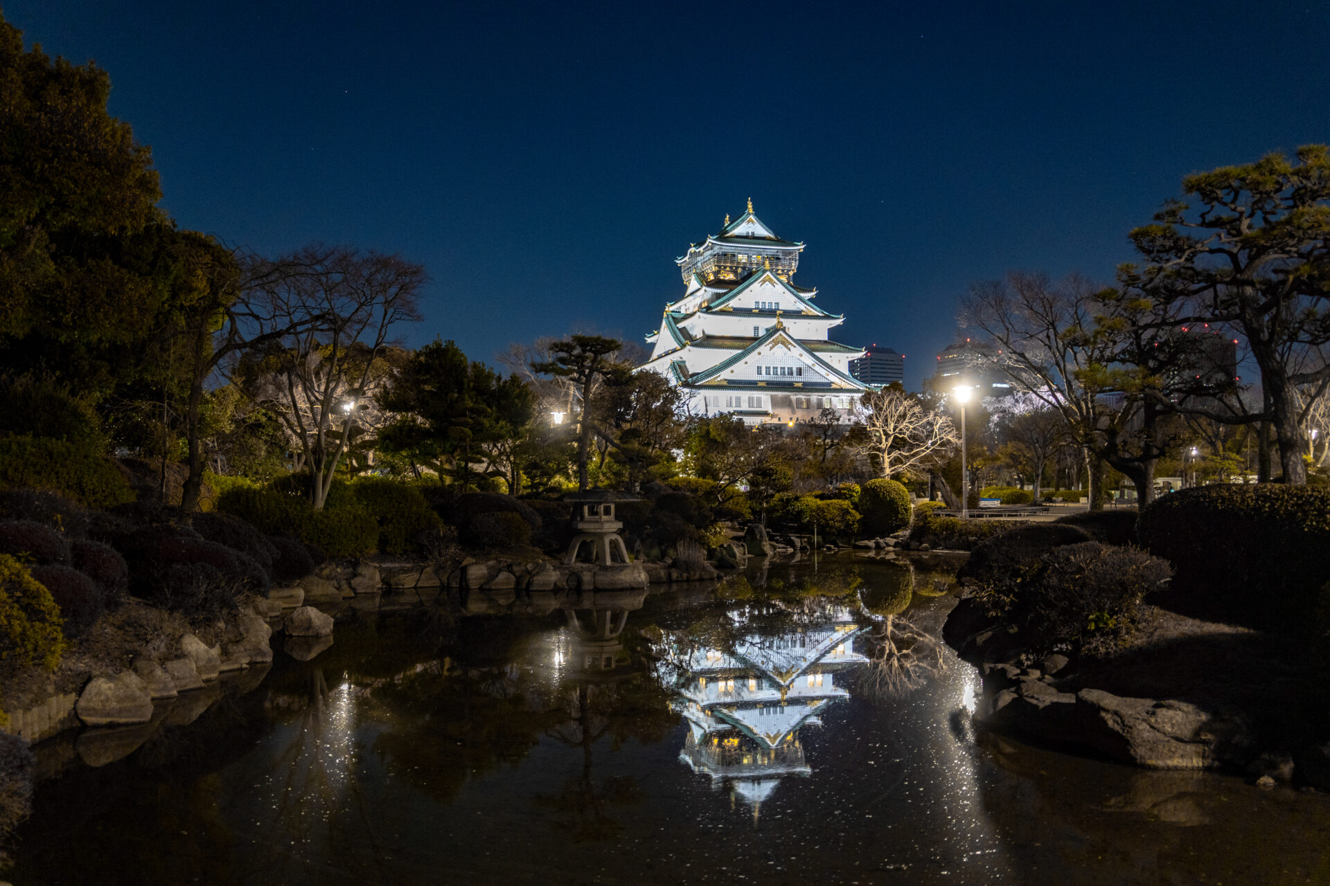 夜のライトアップされた大阪城