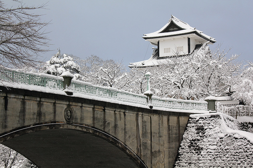 金沢の観光スポット・雪の積もった金沢城