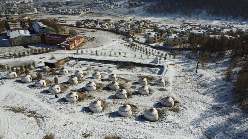 真っ白な雪に覆われたモンゴルの街並みにゲルが立ち並ぶ様子