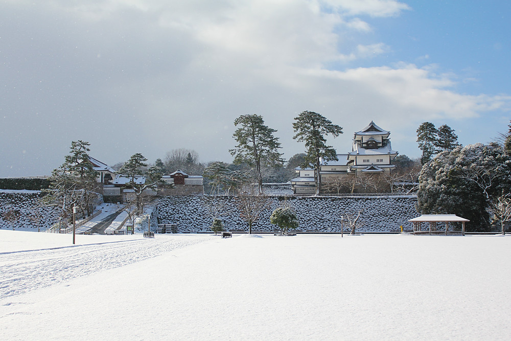 金沢の観光スポット・雪の積もった金沢城公園