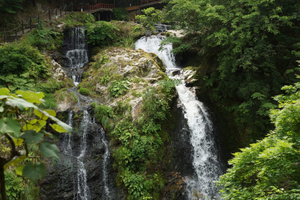 山形県尾花沢市に位置する美しい滝・白銀の滝