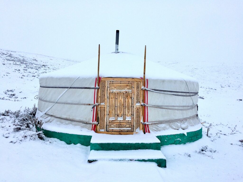 雪の中に建てられたゲル