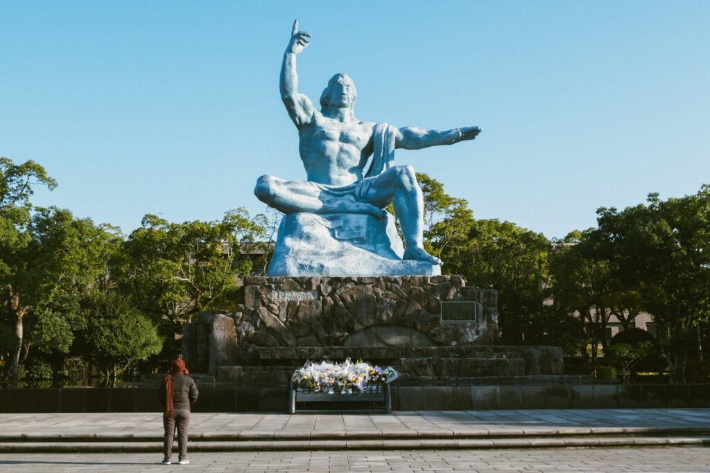 平和公園で祈りをささげる男性