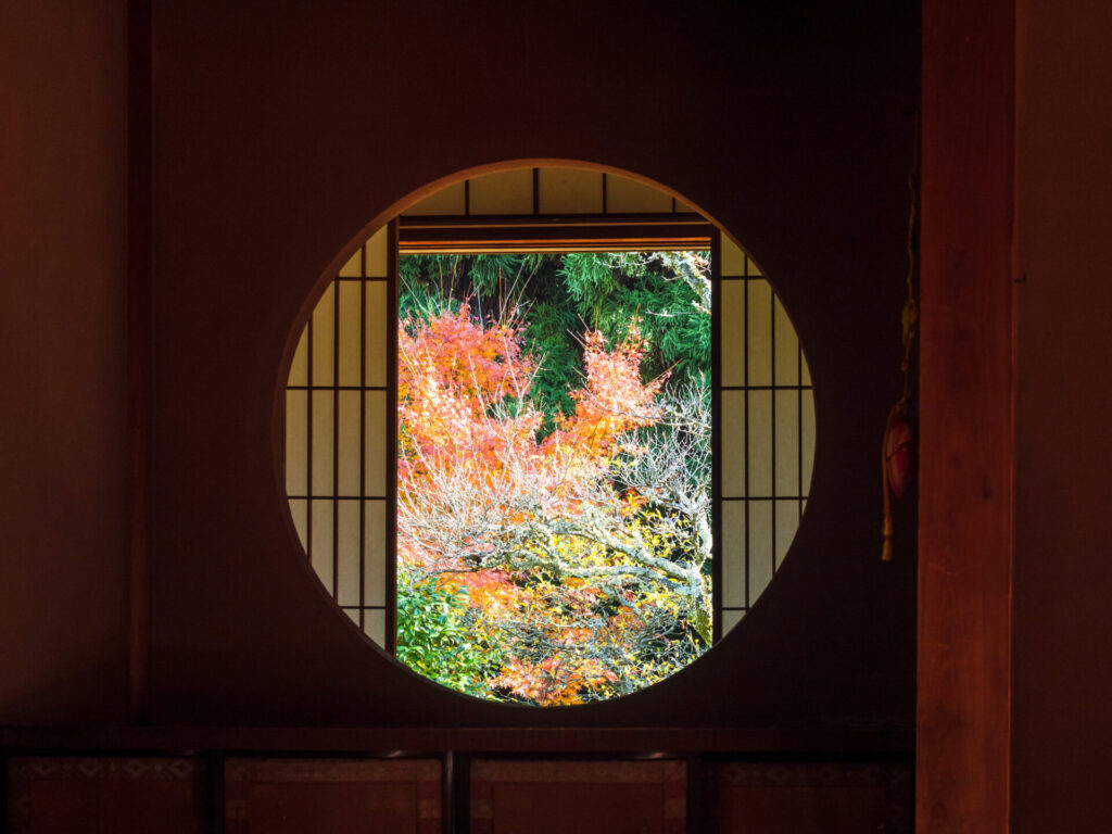 雲龍院の悟りの窓と紅葉