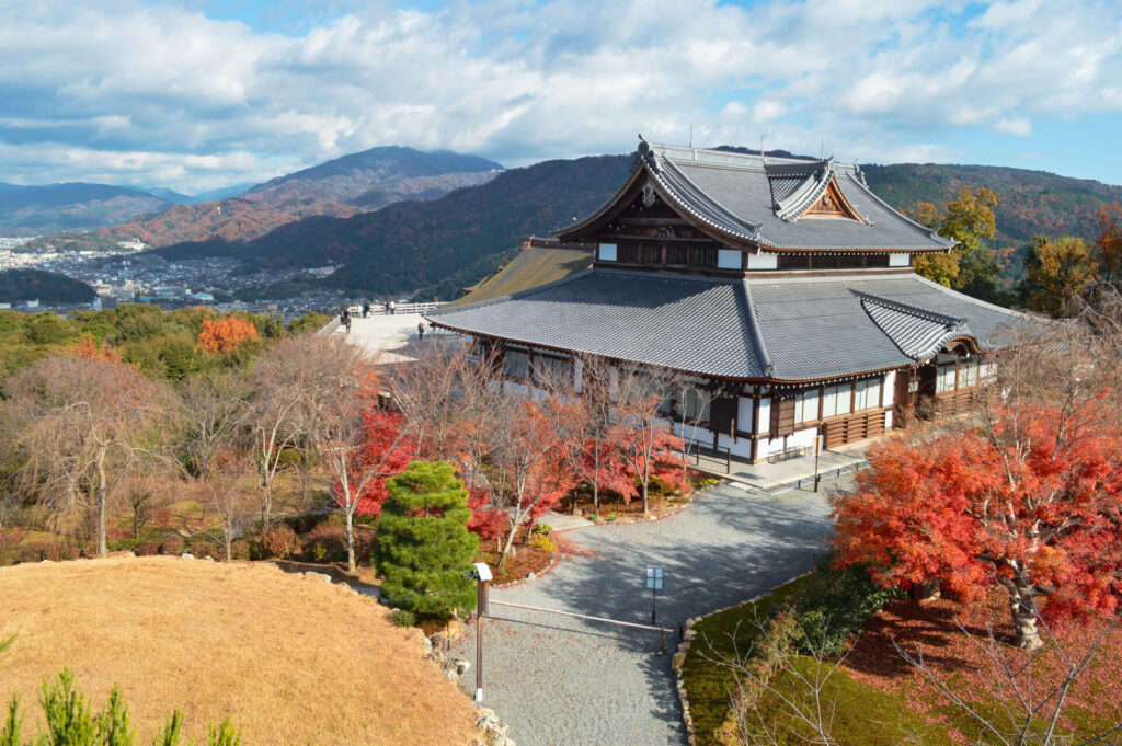 京都の将軍塚青龍殿と紅葉