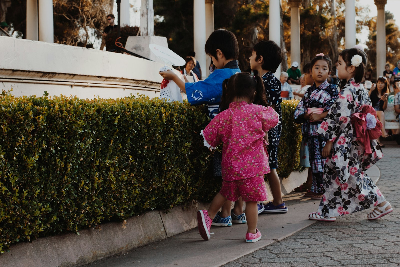 お祭りに参加する子供たち