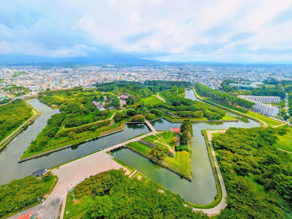 A bird's eye view of a park with a river running through it