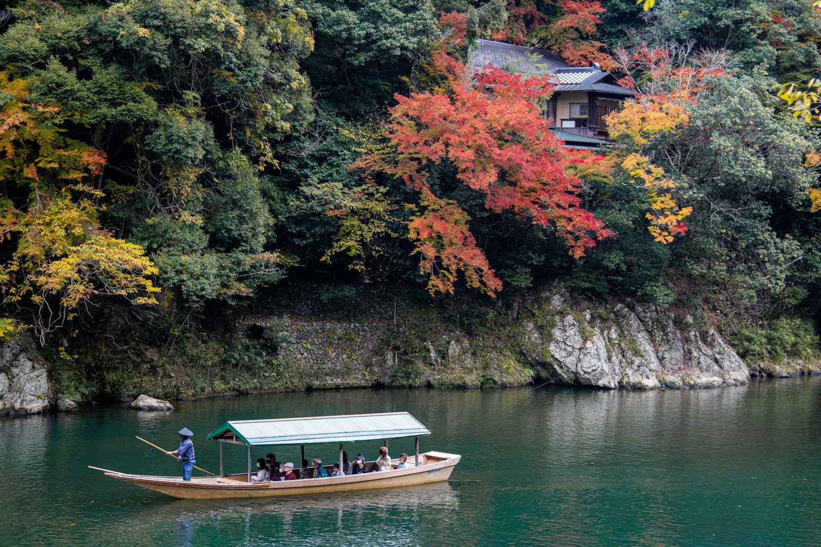 紅葉した嵐山と保津川下り