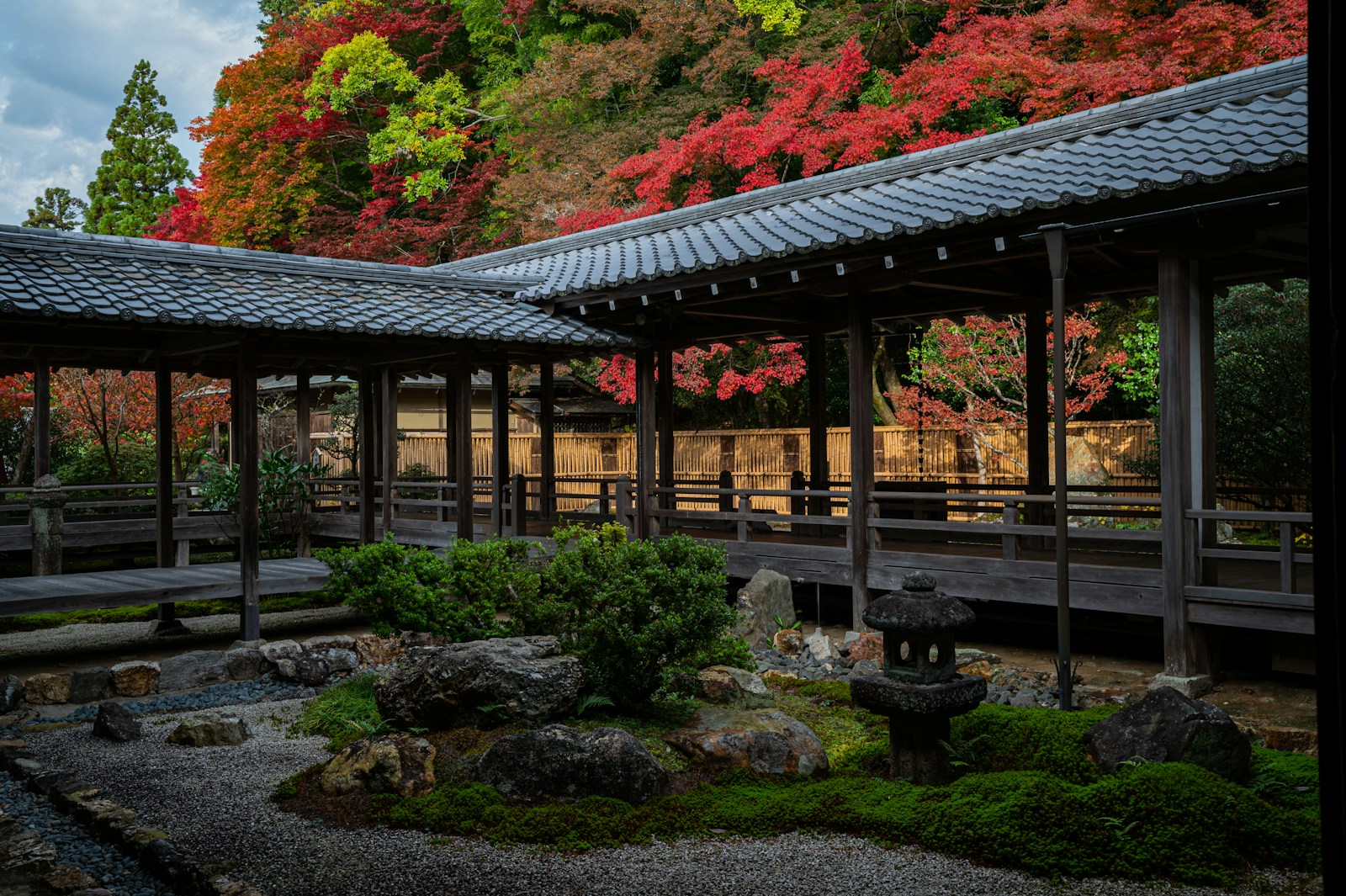 紅葉した木々と歴史的建造物