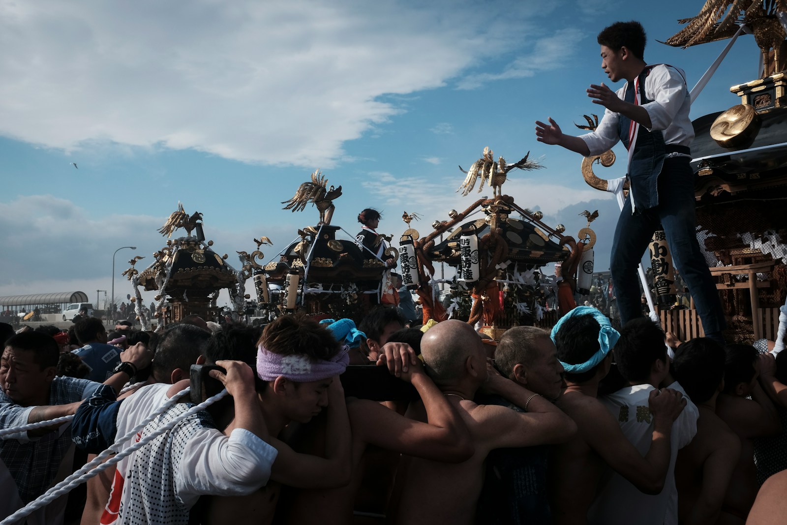 活気ある祭りの神輿