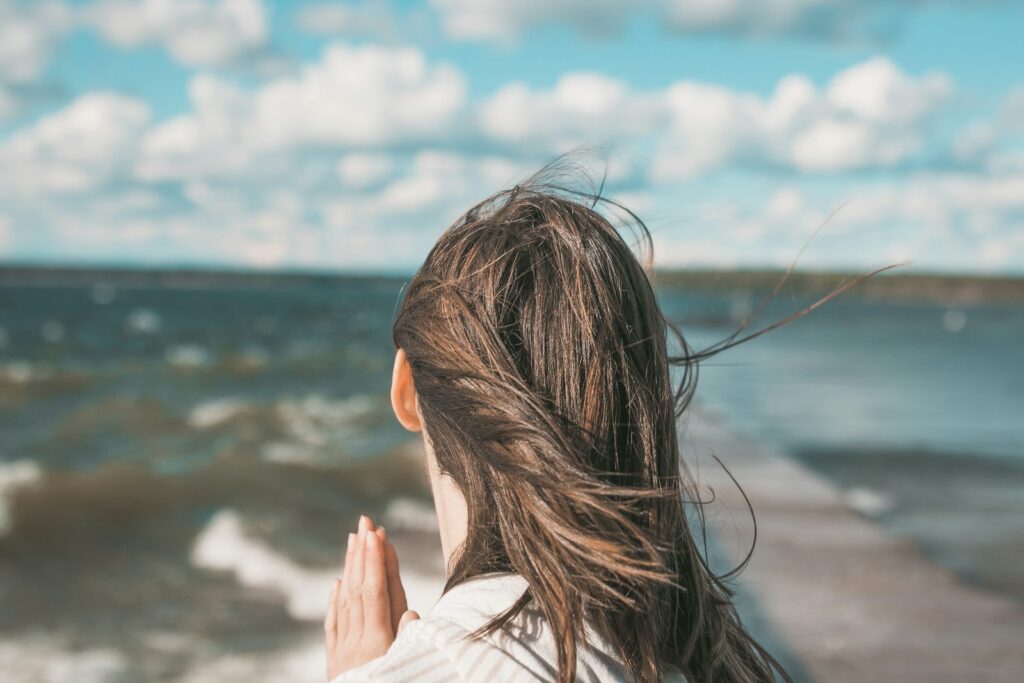 海で風を感じる女性