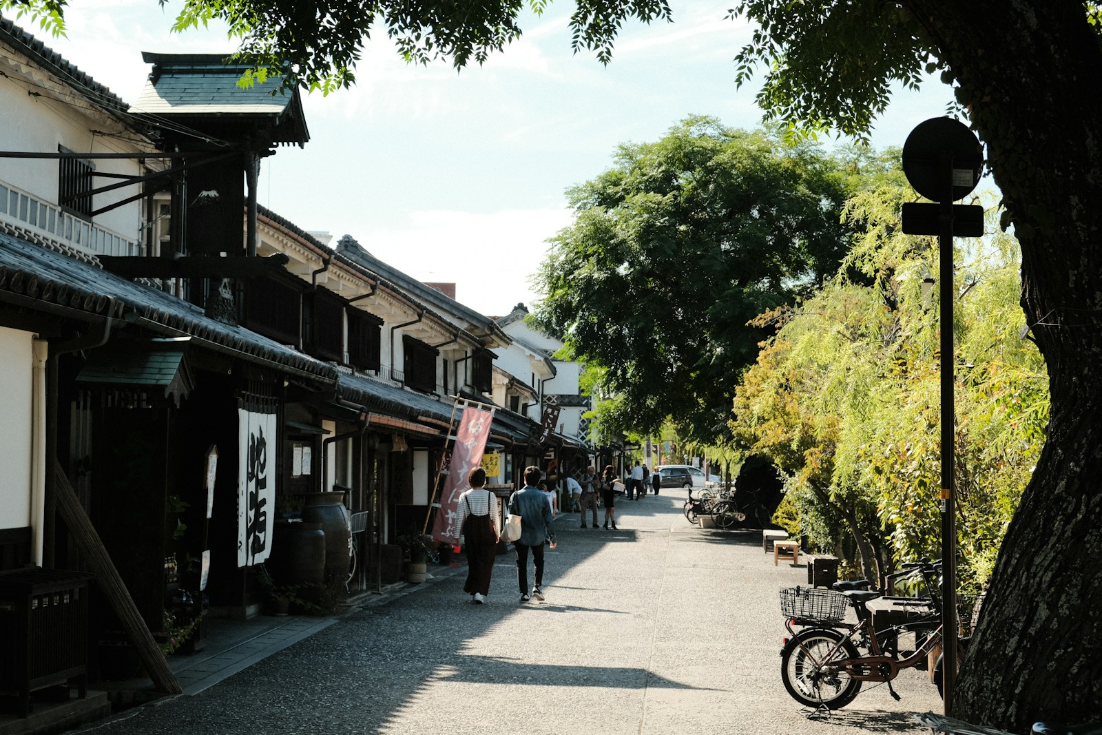 倉敷の街並みを散策する人