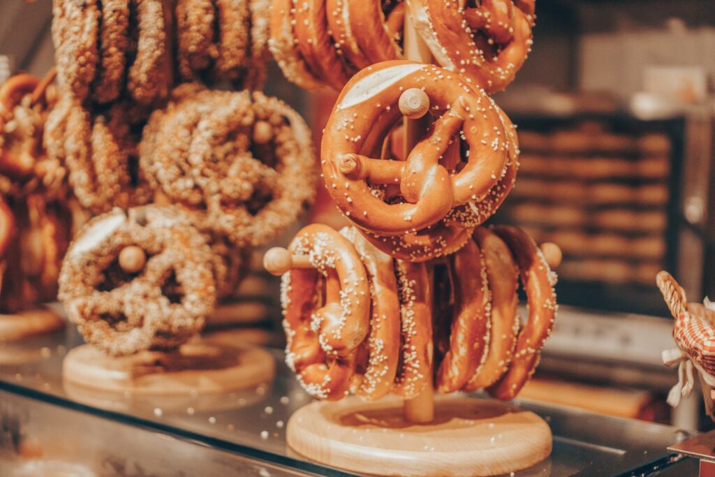 a bunch of pretzels are on display in a store