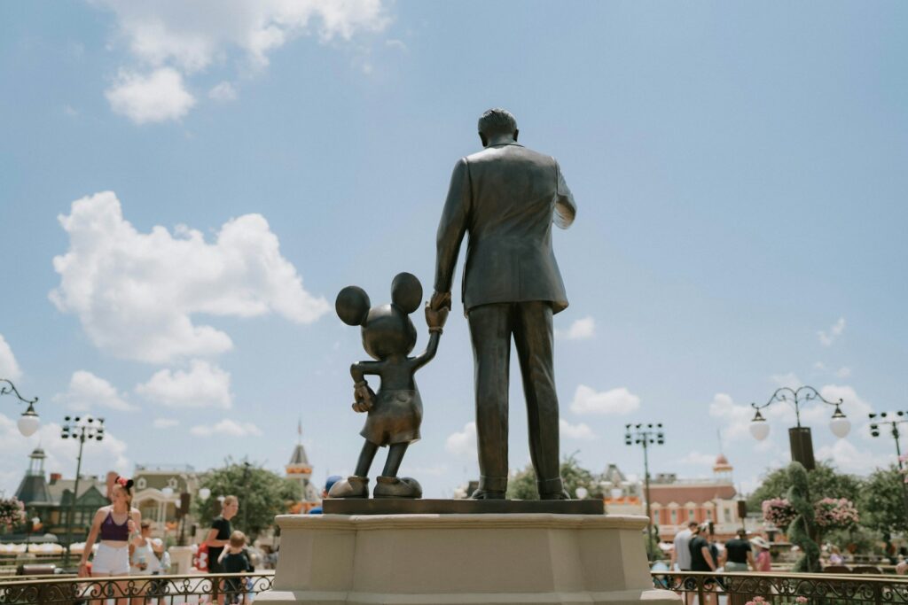 a statue of a man and a woman