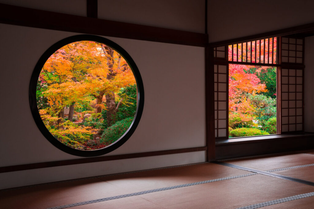 源光庵の中から見た紅葉