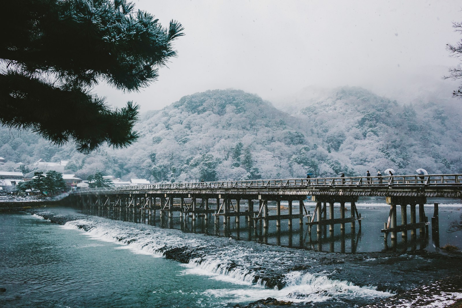 雪の中の渡月橋