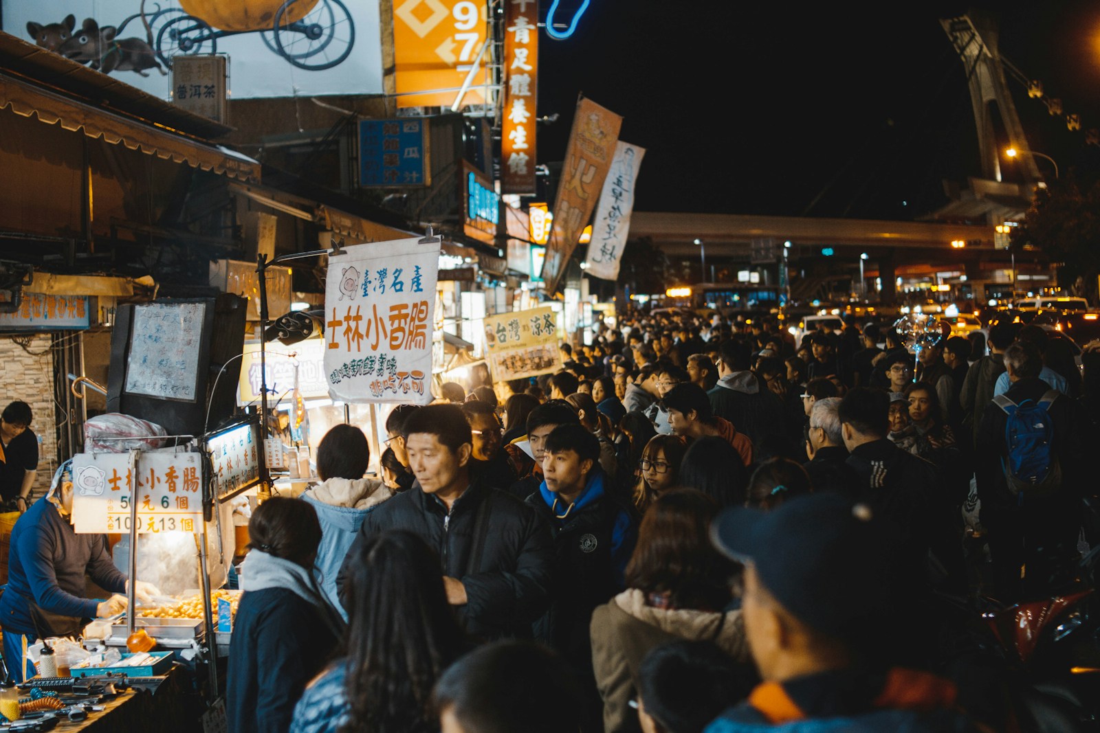 お客さんでごった返す士林夜市