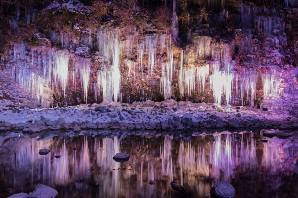 三十槌の氷柱のライトアップ