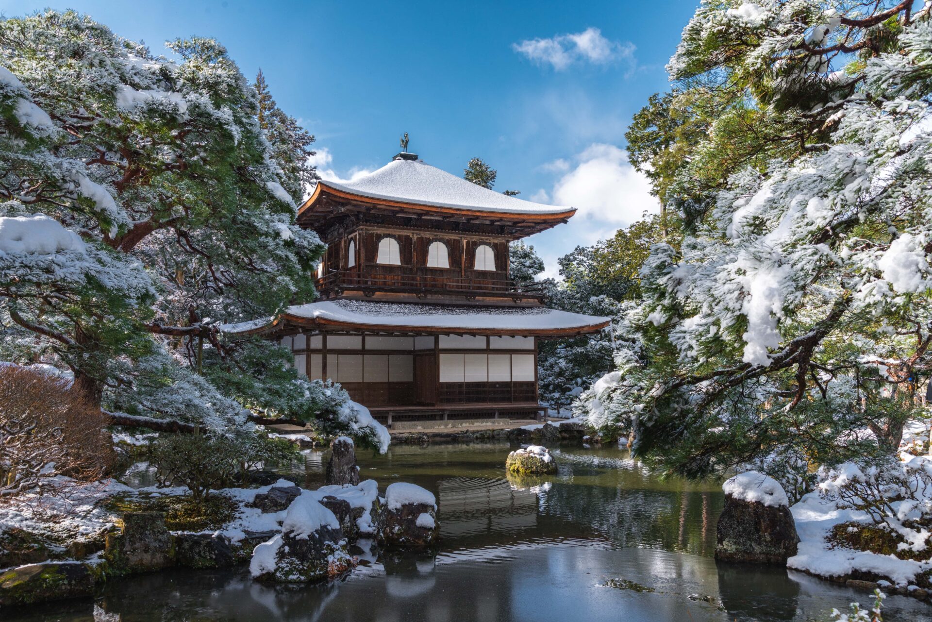 京都銀閣寺の雪景色