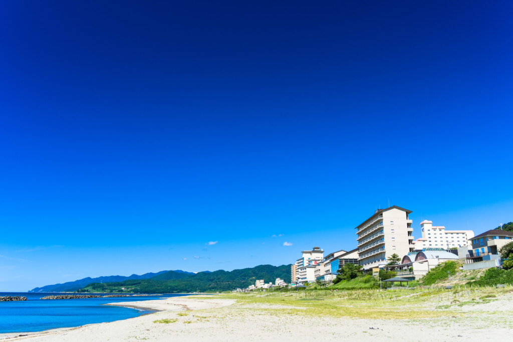 浜辺から見た瀬波温泉街