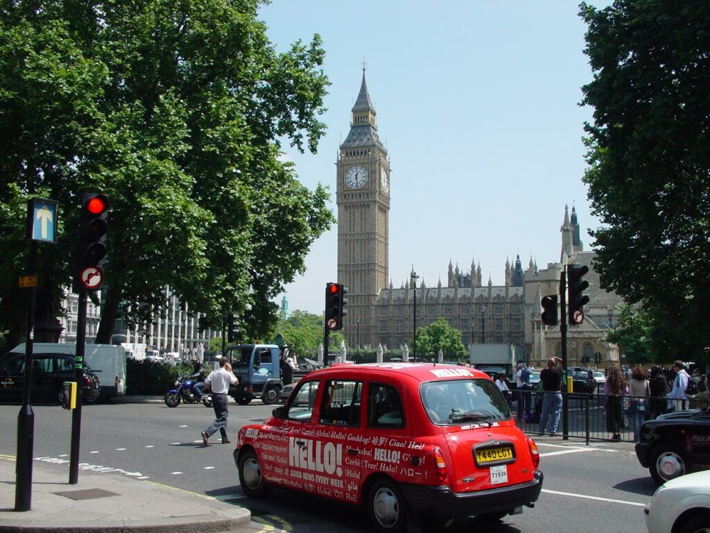 ロンドン市ビックベンの通りの赤タクシー