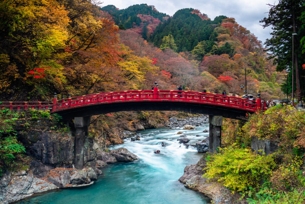 紅葉と美しい橋のコラボレーション「神橋」