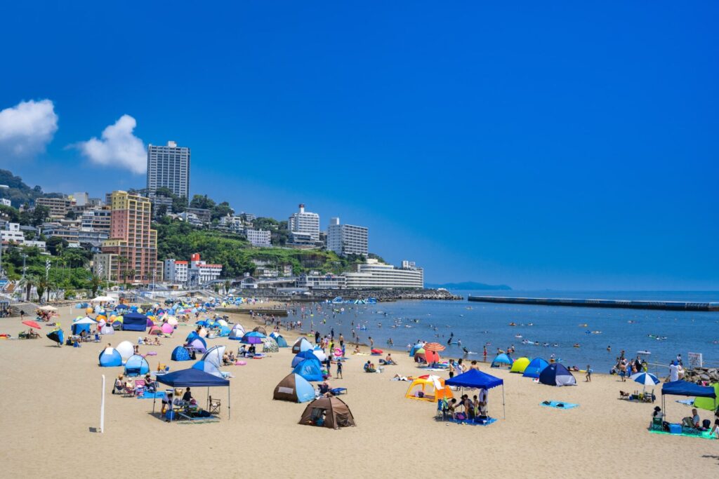 夏の熱海サンビーチで多くの人が海水浴を楽しむ